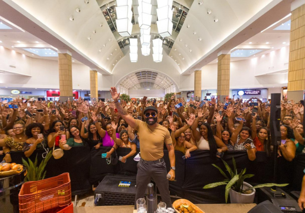Vídeo: Pablo lota praça de alimentação de shopping em Salvador com esquenta para a ‘Bodega’
