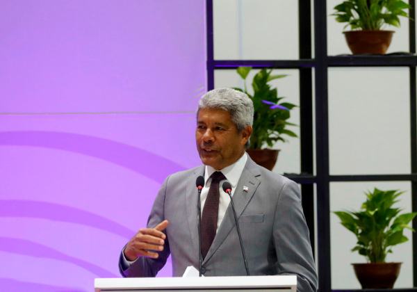 Jerônimo diz buscar alternativas para conter alta dos combustíveis na Bahia