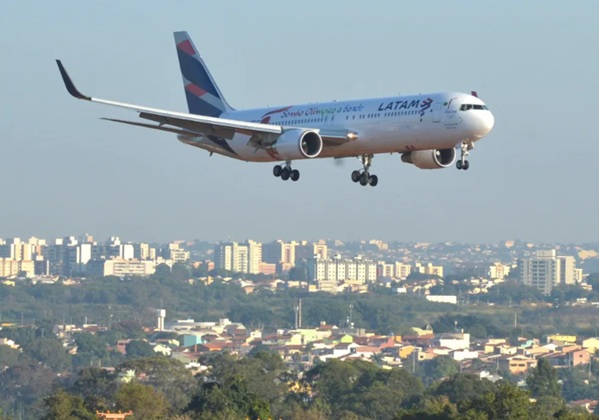 CEO da Latam diz que avaliará compra de mais aviões da Embraer em 2026