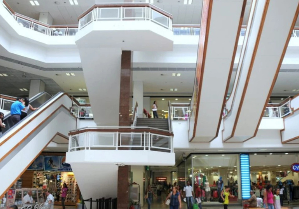 Estudantes são detidos e levados para delegacia após briga em shopping de Salvador