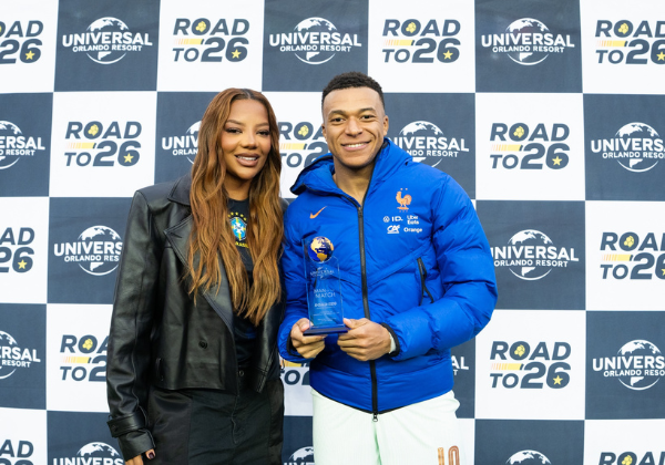 Ludmilla entrega troféu a Kylian Mbappé em amistoso entre Brasil e França