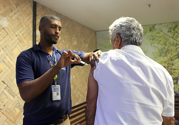 Prefeitura amplia vacinação contra influenza com horário estendido em shopping de Salvador