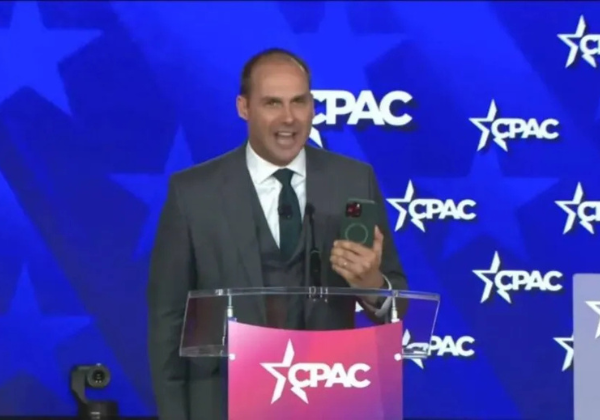 Moraes dá 24 horas para defesa de Bolsonaro explicar fala de Eduardo sobre suposto acesso a vídeo