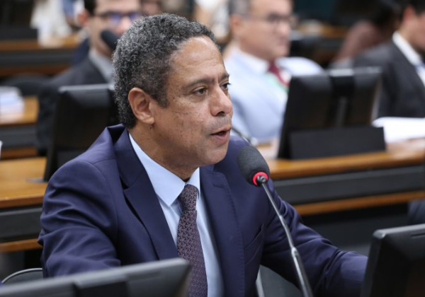 Projeto propõe salário mínimo para estagiários e estabelece sistema de cotas