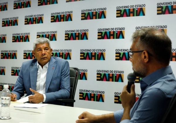 Jerônimo se se reúne com prefeito de Quijingue e entrega equipamentos de saúde