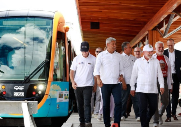 Ao lado de Lula, Jerônimo autoriza nova etapa do VLT e avanço do metrô em Salvador