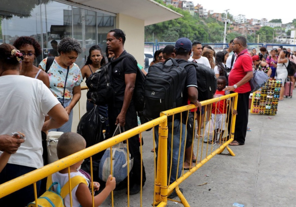 Fila no ferry-boat passa de 4 horas no início do feriadão de Páscoa em Salvador