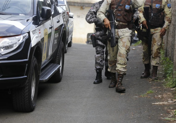 Dois PMs são baleados em confronto com suspeitos e ônibus são suspensos após tiroteio