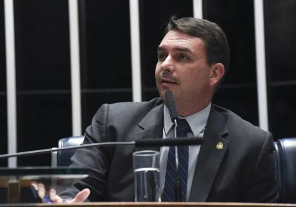 Vídeo: Flávio Bolsonaro nega que vai acabar com Pix: 'É um patrimônio brasileiro'