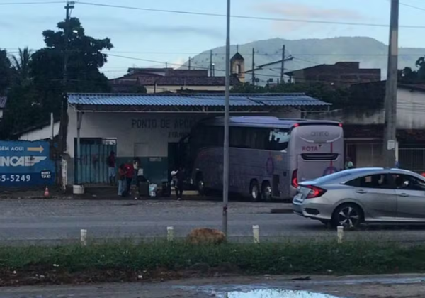 Ônibus invade ponto de apoio e deixa mortos e feridos no interior da Bahia