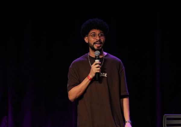 Comediante baiano Dan Carvalho apresenta show 'Coisas Leves' no Teatro Sesi Rio Vermelho no dia 16 de abril