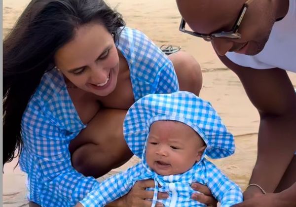 Carol Peixinho e Thiaguinho celebram primeiro banho de mar do filho na Bahia 