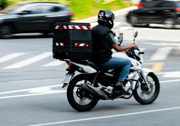 Bruno Reis sanciona lei que prevê multa de até R$ 2 mil para agressores de motoboys