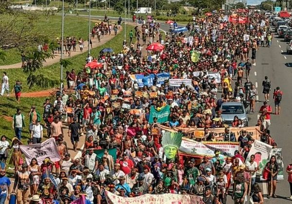 Indígenas protestam em Brasília com o mote 'Congresso, inimigo dos povos'