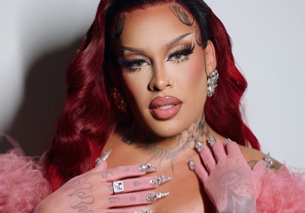 Gloria Groove comanda festa temática e celebra 10 anos de carreira no BBB 26 