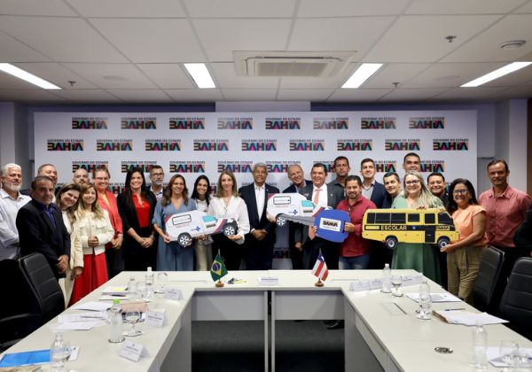 Jerônimo entrega ambulâncias, ônibus escolar e equipamentos para Brotas de Macaúbas