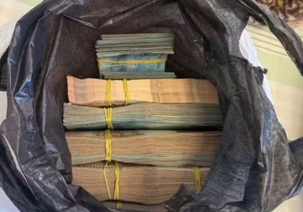 Operação da PF contra fraudes apreende R$2 milhões em cheques, dinheiro e veículos no ES e BA