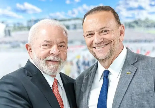 Presidente do PT contradiz Lula e crava candidatura à reeleição