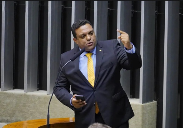 Deputado propõe lei para beneficiar Bolsonaro com domiciliar