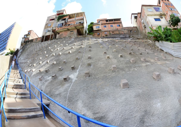 Prefeitura inaugura nova contenção de encosta no Garcia com investimento de R$ 1 milhão