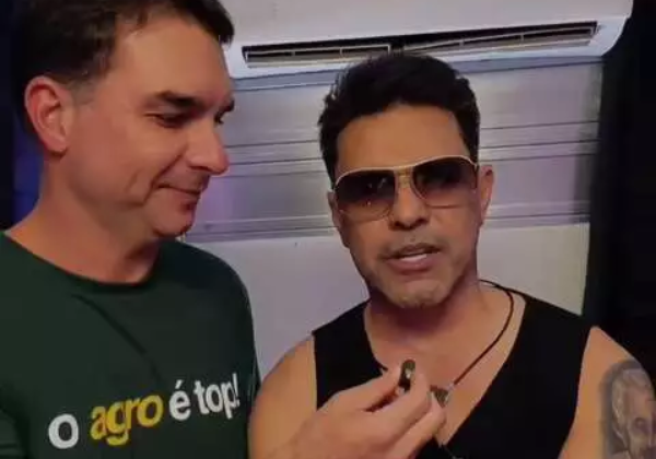 Vídeo: Ao lado de Flávio, Zezé Di Camargo envia mensagem a Bolsonaro durante evento