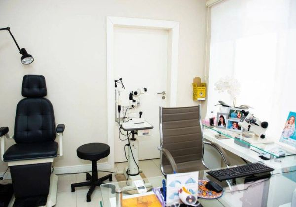 Justiça obriga clínica e Estado a custear tratamento de idosa após perda de visão em mutirão