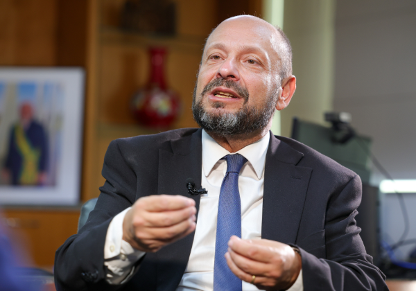 Filas no INSS motivaram demissão de presidente do órgão, diz jornalista