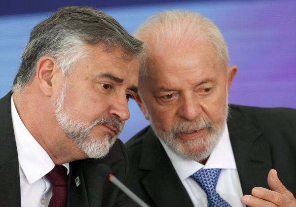Lula anuncia Paulo Pimenta como novo líder do governo na Câmara