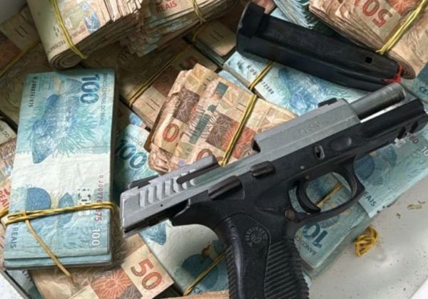 Polícia interrompe rinha de galos e apreende arma e R$ 150 mil em Salvador