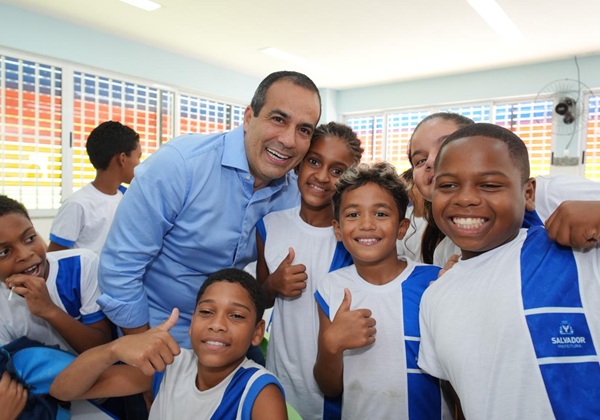 Prefeitura de Salvador entrega escola totalmente reconstruída em Paripe