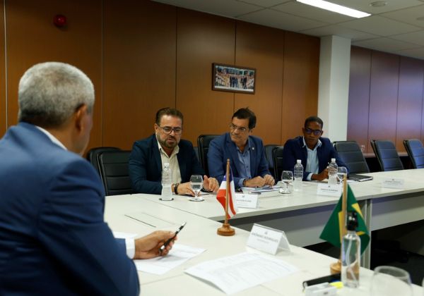 Governo da Bahia realiza entrega de veículos e discute saúde e infraestrutura em Madre de Deus