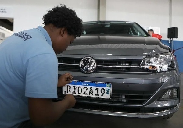 Comissão da Câmara aprova volta de cidade e estado nas placas de carros