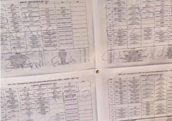 Alunos denunciam frases racistas em mural de universidade