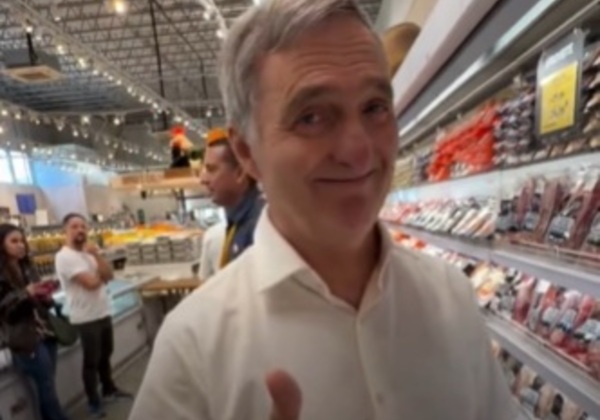 Irmão de Bolsonaro faz vídeo em supermercado para ironizar preço da picanha