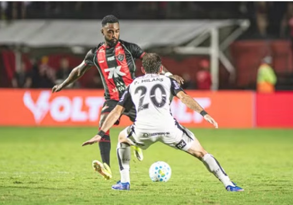 Vitória e Corinthians empatam sem gols no Barradão