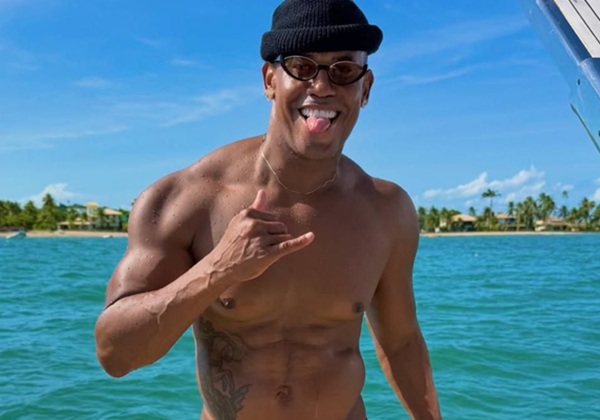 Flavinho, do Pagod’art, aparece de sunga em passeio de lancha e movimenta redes; vídeo