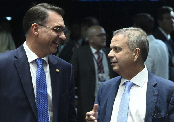 Chefe da campanha de Flávio Bolsonaro critica proposta de Dino para reforma do STF