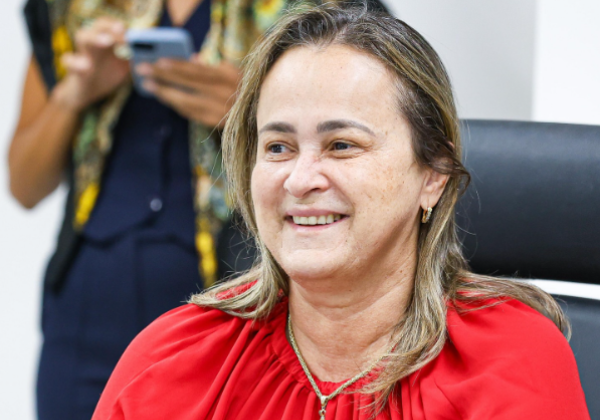 Carro de prefeita é alvo de tiros em rodovia no sudoeste da Bahia