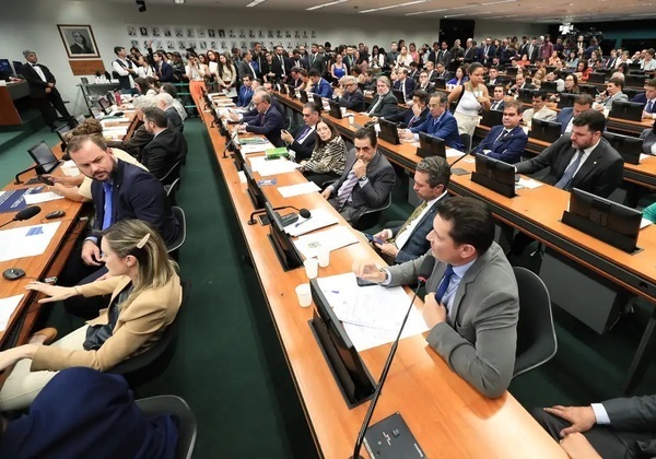 CCJ da Câmara retoma análise do fim da escala 6x1 nesta quarta (22)