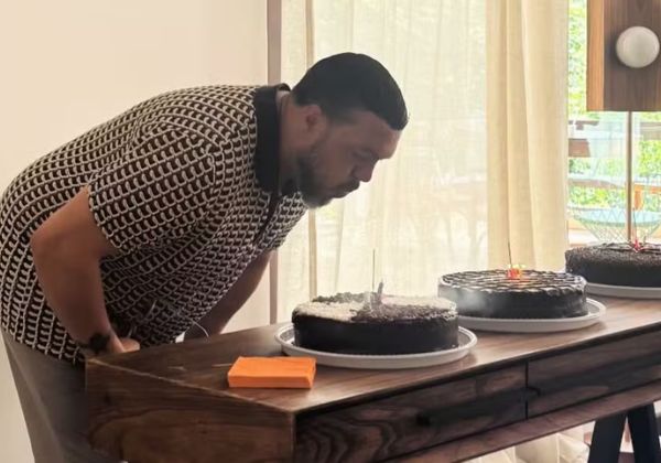 Belo comemora aniversário nos bastidores de novela 'Três Graças' e ganha surpresa do elenco 