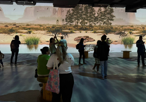 Exposição ‘A Era dos Dinossauros’ promove sessão inclusiva para público com autismo em Salvador