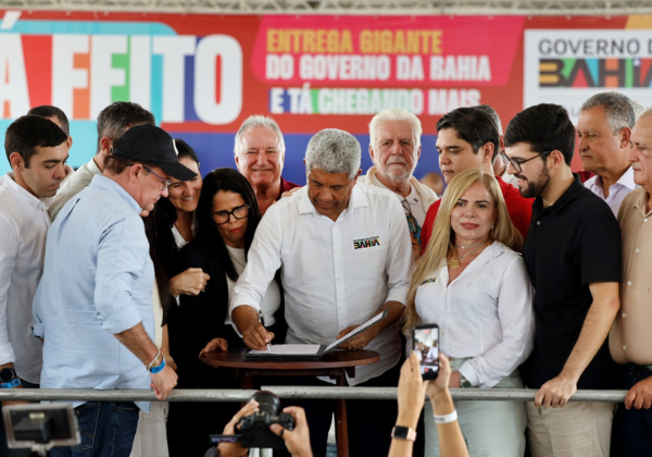 Jerônimo sanciona lei que reconhece Libras como meio legal de comunicação