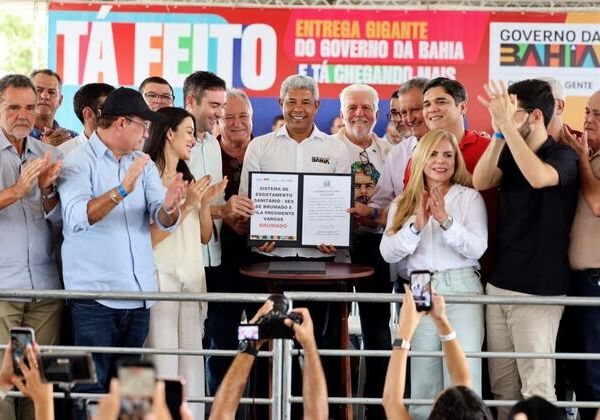 Jerônimo Rodrigues reúne 37 prefeitos em Brumado em dia de entregas do governo