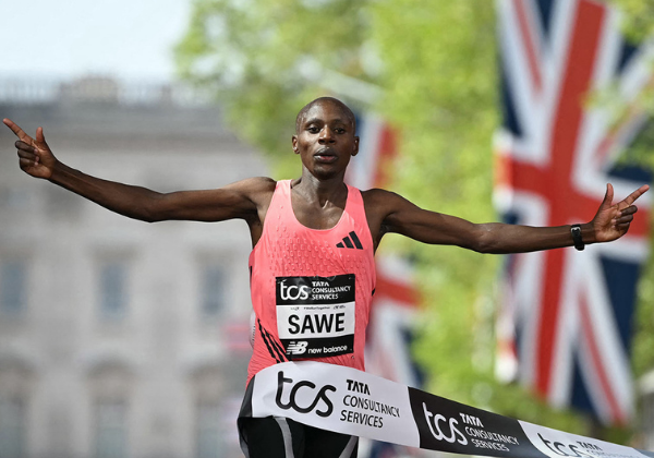 Queniano se torna primeiro atleta a correr maratona abaixo de 2 horas