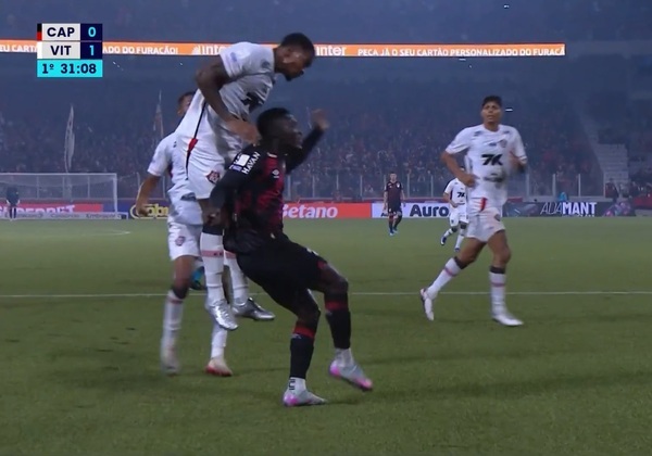 Vitória perde para Athletico fora de casa em jogo com polêmicas de arbitragem