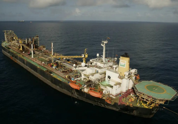 Petróleo sobe mais de 4% e atinge US$ 105 em meio à incerteza sobre acordo entre EUA e Irã