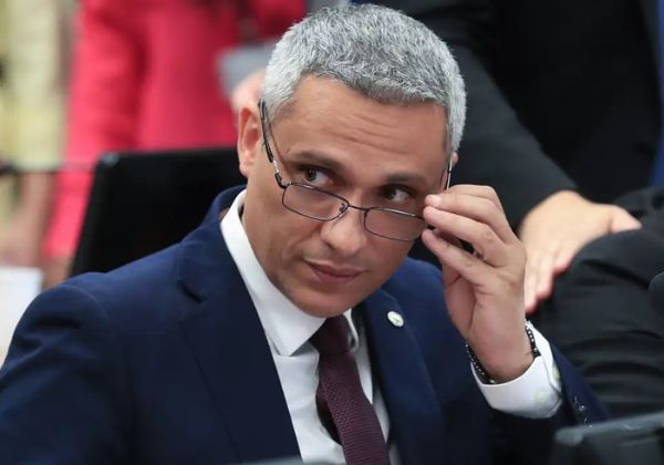 Deputado Gustavo Gayer vira réu por injúria contra Lula após postagem com IA