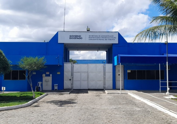 Mulher presa ao tentar entrar em presídio com drogas é guarda municipal