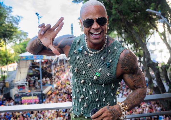 Léo Santana conquista troféu de ‘Melhor Performance Cantor’ no prêmio Armadinho e Irmãos Macêdo 2026