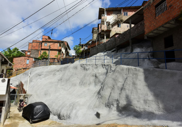 Prefeitura entrega encosta com geomanta no bairro de Nova Brasília